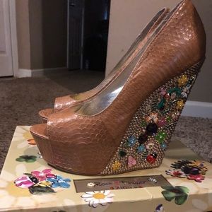 Rock & Flower Ziginy - style heel is Bernie Clylt